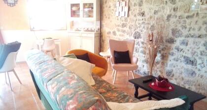 Cottage with Private Pool, Terrace, Garden and Wi-Fi in Saint-Pé-Saint-Simon