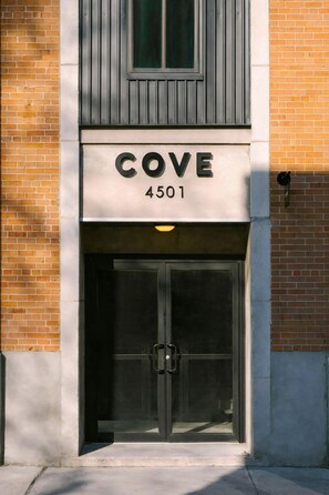 Exterior detail - Hotel Cove-SMA-Q-1BD (Montréal)