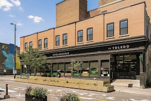 Unclassified image, 2 of 22, button - Hotel Cove-King-1BDR (Montréal)