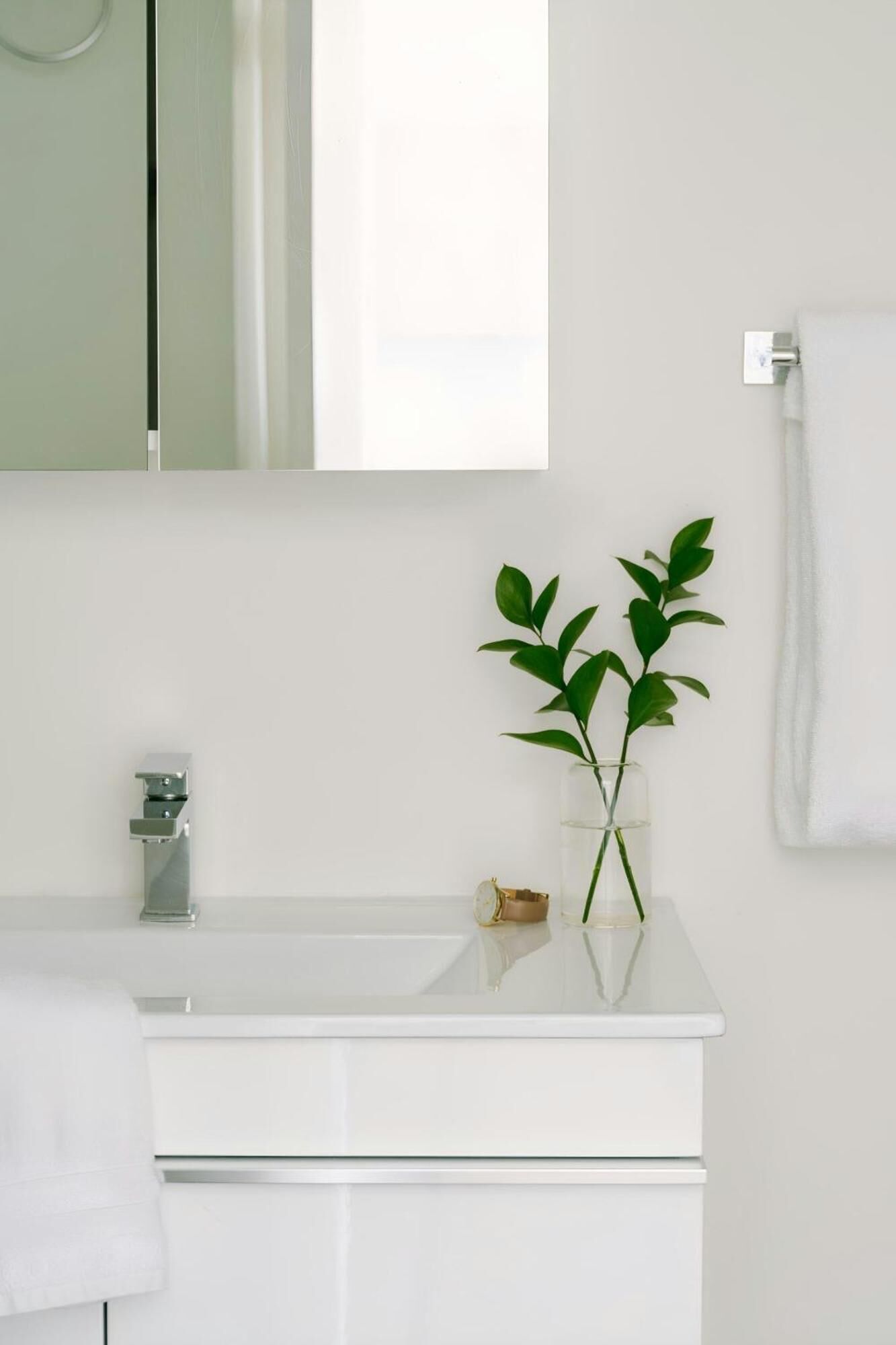 Shower, hair dryer, towels, shampoo