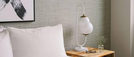 1 habitación, escritorio, tabla de planchar con plancha y cuna de viaje