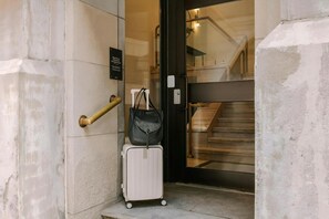 Exterior detail - The Alexander –1 Bedroom Suite w/Sofa Bed|Old Montreal (Montréal)