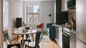 Una cocina moderna con comedor, un ventanal y vistas de la ciudad.