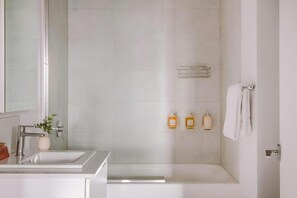 Een douche, een haardroger, handdoeken, shampoo