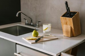 Fridge, microwave, oven, stovetop - The Alexander –2 Bedroom Suite w/Sofa Bed|Old Montreal (Montréal)