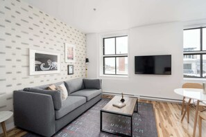 TV, offices - The Alexander–Studio w/King Bed+Sofa Bed|Old Montreal (Montréal)
