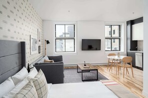 TV, offices - The Alexander–Studio w/King Bed+Sofa Bed|Old Montreal (Montréal)