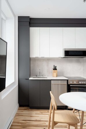 Fridge, microwave, oven, stovetop - The Alexander–Studio w/King Bed+Sofa Bed|Old Montreal (Montréal)