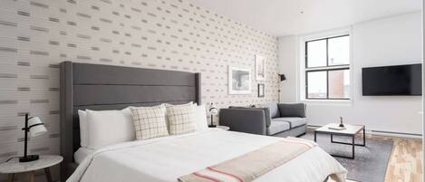 1 habitación, escritorio, tabla de planchar con plancha y cuna de viaje