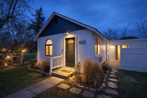 Beach Vibes Bungalow at Flathead Lake