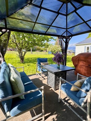 Outdoor dining - Beach Vibes Bungalow at Flathead Lake (Polson)