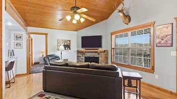 Cabin, Multiple Beds, Patio, Garden View (Blue Sky Lodge) | Living area