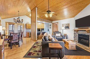 Cabaña, varias camas, patio, vistas al jardín (Blue Sky Lodge) | Zona de estar