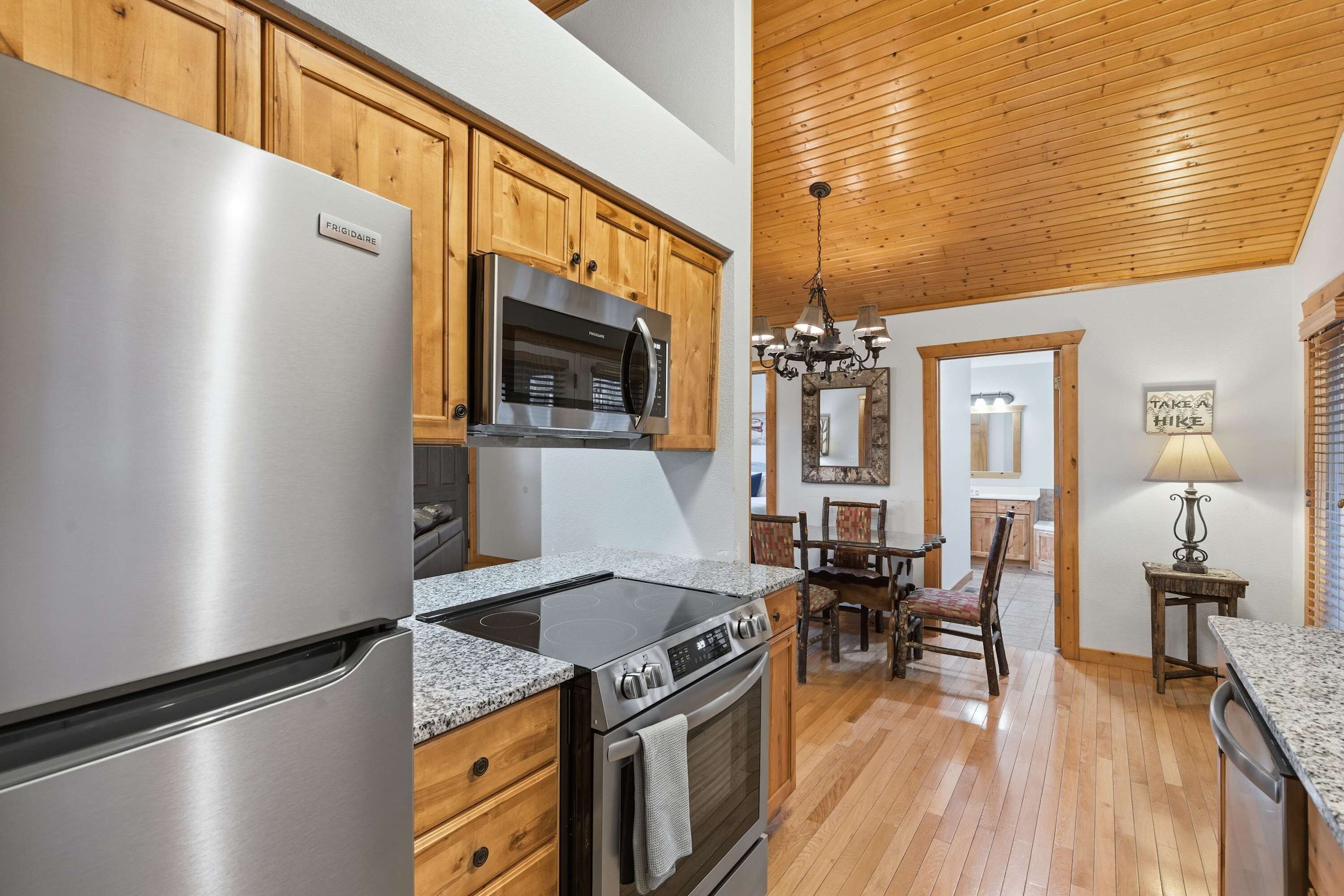 Chalet rustique, Plusieurs lits, patio, vue sur le jardin (Blue Sky Lodge) | Cuisine privée