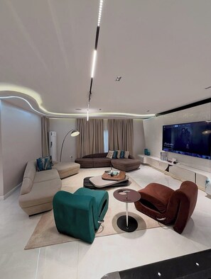 Deluxe Apartment, Balcony, City View | Interior