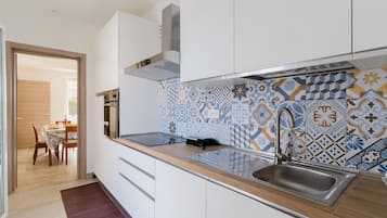 Frigorifero, forno, piano cottura, lavastoviglie