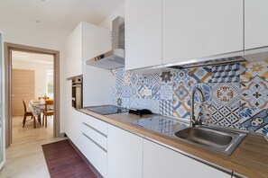 Frigorifero, forno, piano cottura, lavastoviglie