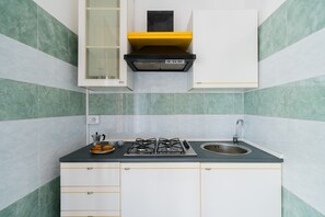 Frigorífico, horno, placa de cocina y utensilios de cocina