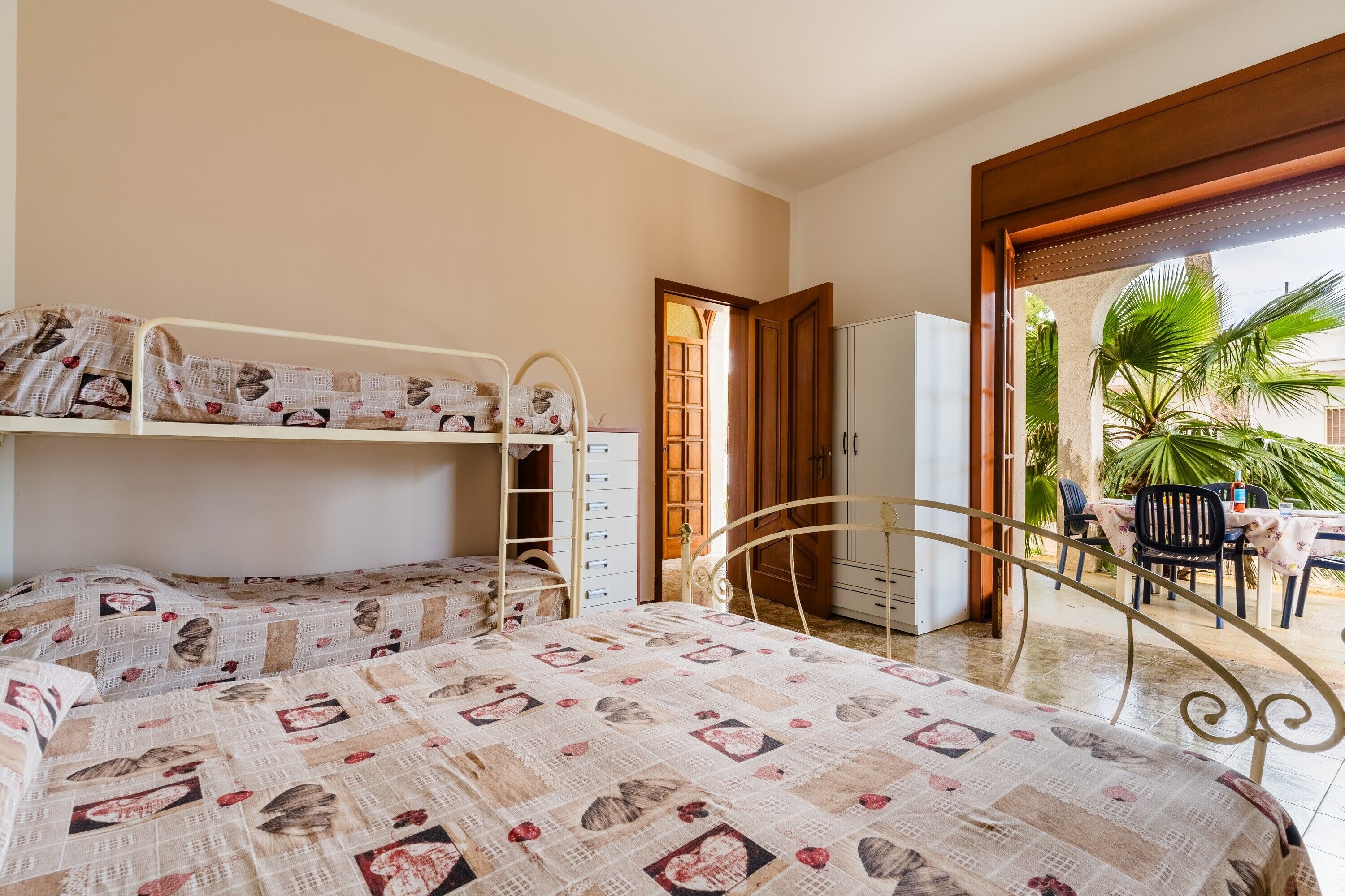 1 bedroom, bed sheets