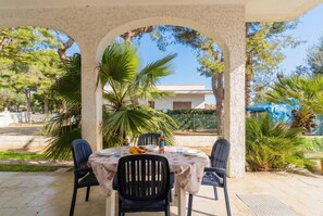 Outdoor dining - Holiday Home 'Isidoro Mono' with Shared Garden and Air Conditioning (Sant'Isidoro)