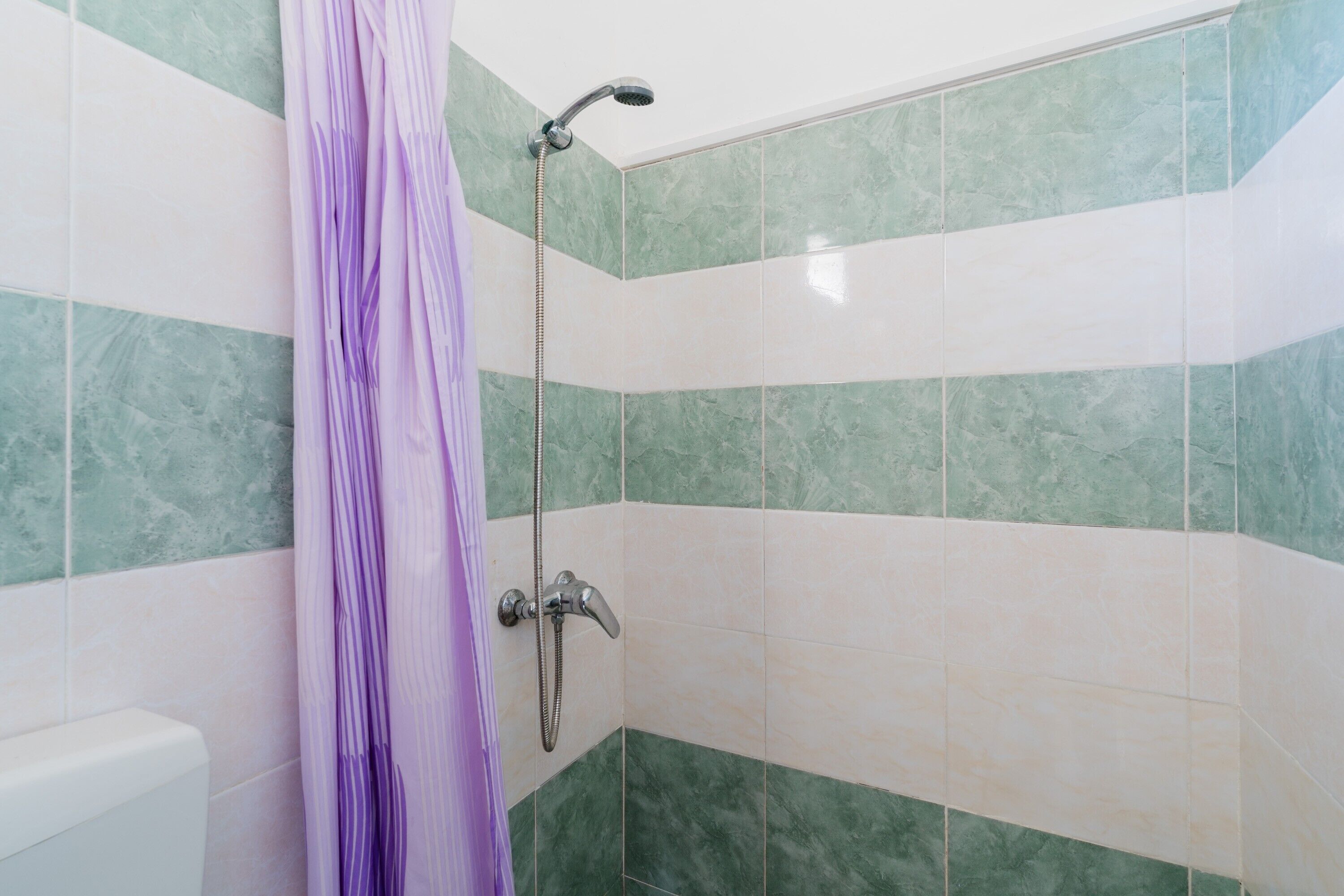 Douche, sèche-cheveux, serviettes fournies