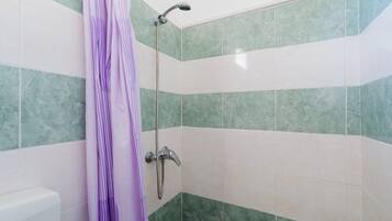 Ducha, secador de pelo y toallas