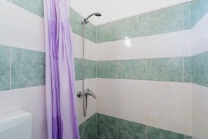 Ducha, secador de pelo y toallas