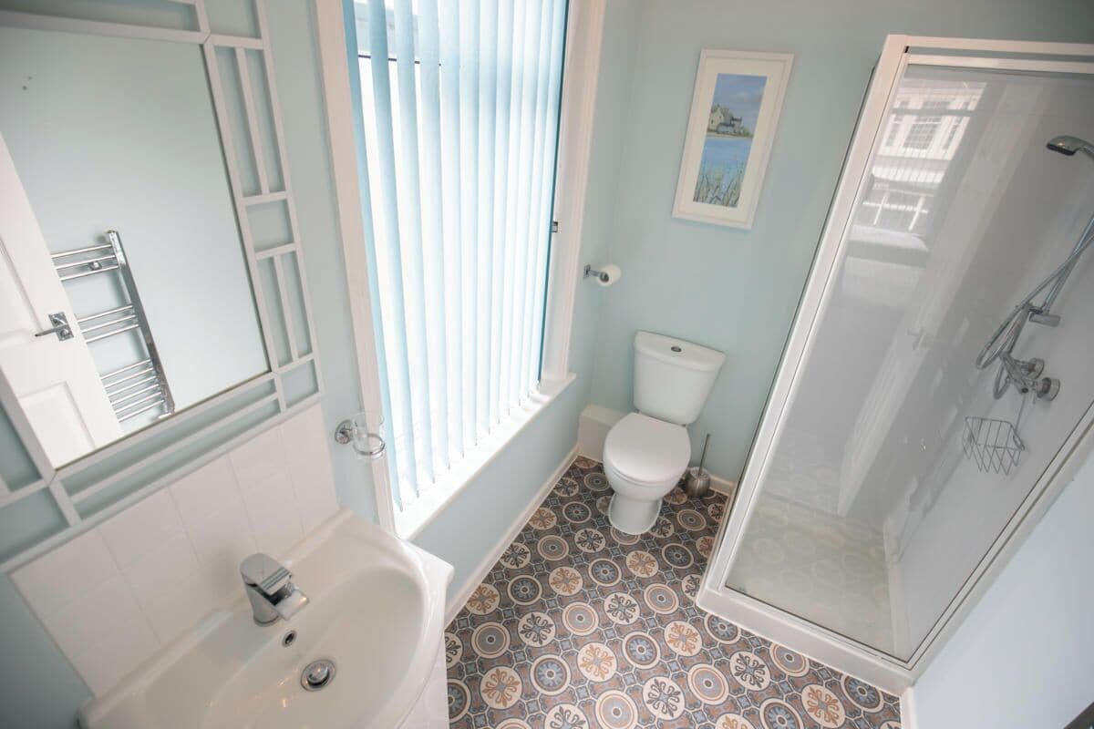 Un baño con bañera, inodoro y ducha.