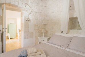Iron/ironing board, WiFi, bed sheets - Harmonia trulli with swimming pool - Alberobello (Alberobello)