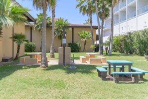 Outdoor dining - NEW! Tiki 151 - Beach Access Standard 1BR Condo (South Padre Island)