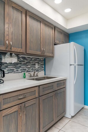 Fridge, microwave, oven, dishwasher - NEW! Tiki 242 - Tropical Paradise w/ Partial Beach View (South Padre Island)