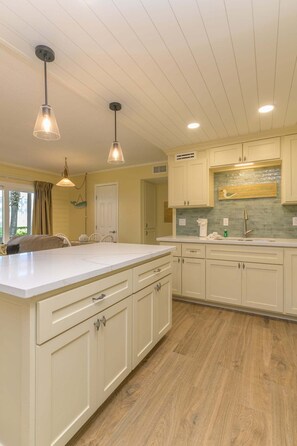 Fridge, microwave, oven, coffee/tea maker - NEW! Renovated Ground-Floor Condo w/ Heated Pools (South Padre Island)