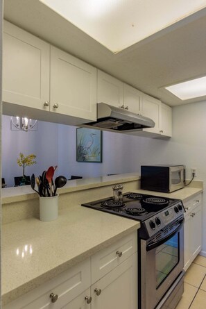 Fridge, microwave, oven, cookware/dishes/utensils - NEW! Modern 3BR Condo Sleeps 6 Near Beach (South Padre Island)