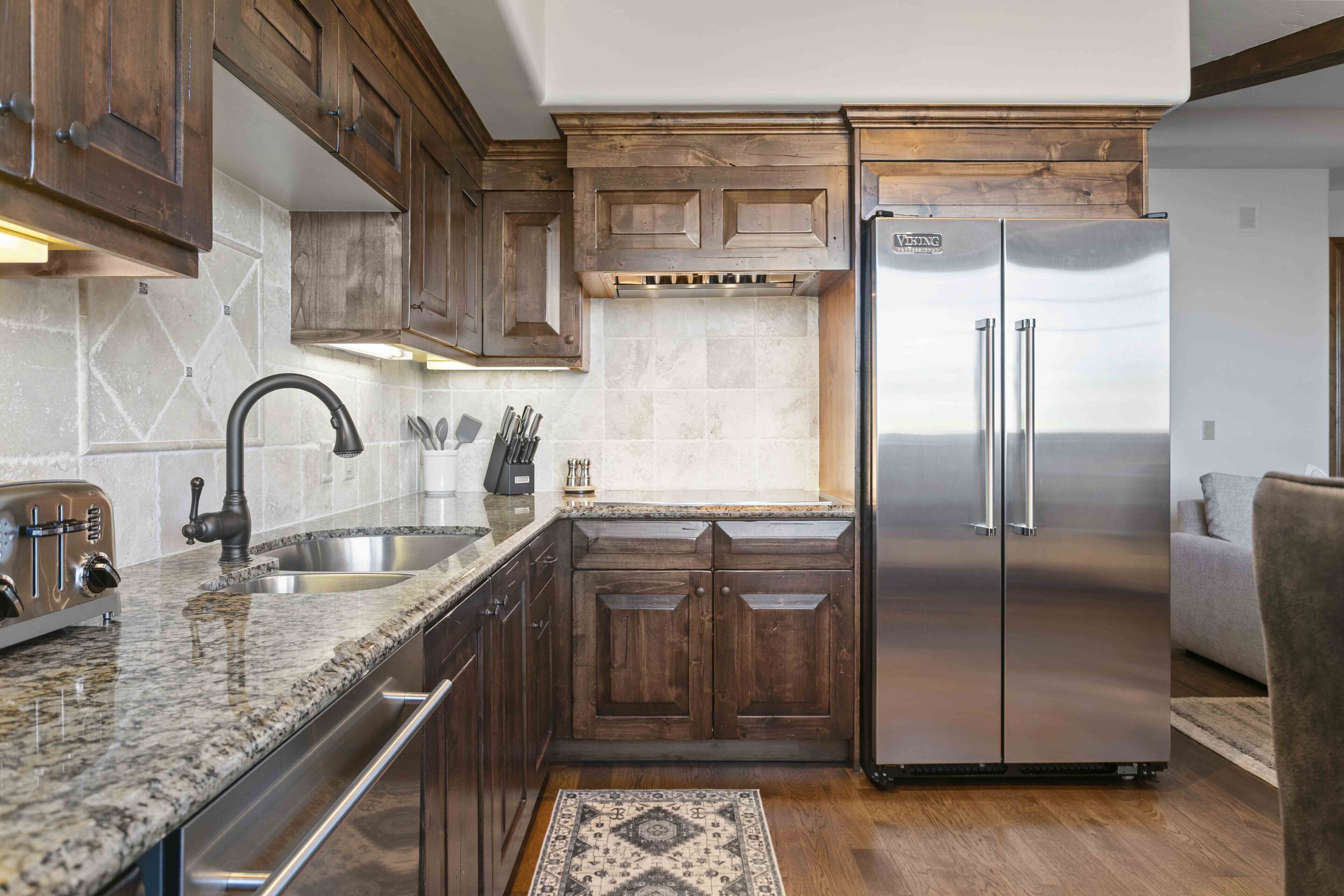 Een koelkast, een magnetron, een oven, een koffiezetapparaat/waterkoker