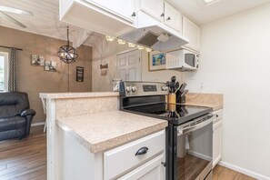 Kühlschrank, Mikrowelle, Ofen, Wasserkocher mit Kaffee-/Teezubehör