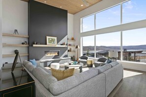 TV, fireplace - NEW! Family Friendly Ski House (Daniel)