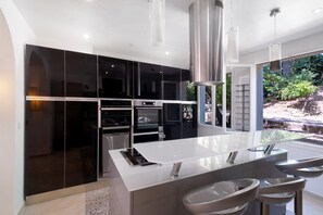 Fridge, microwave, oven, stovetop - Villa "Caron Riviera" with Sea View, Wi-Fi, and Air Conditioning (Saint-Raphaël)