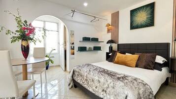 12 bedrooms, WiFi, bed sheets