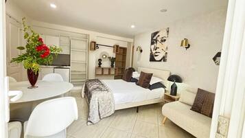 12 bedrooms, WiFi, bed sheets