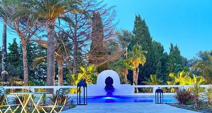 Villa „Caron Riviera“ mit Meerblick, WLAN und Klimaanlage