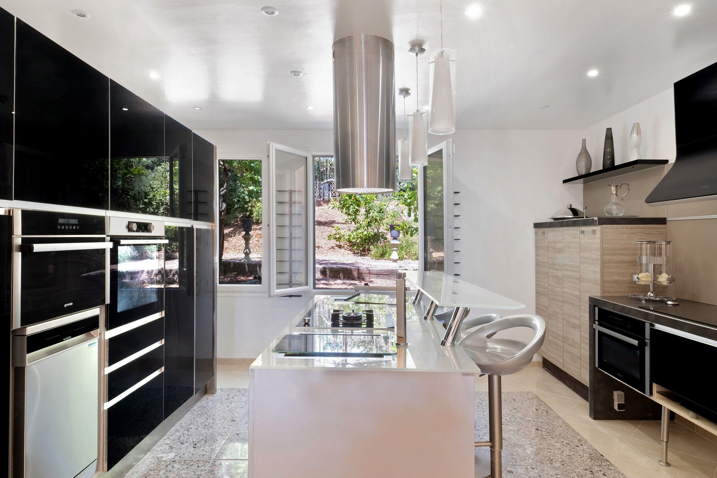 Geladeira, micro-ondas, fogão, cooktop