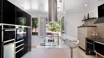 Geladeira, micro-ondas, fogão, cooktop
