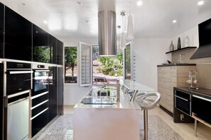Fridge, microwave, oven, stovetop - Villa "Caron Riviera" with Sea View, Wi-Fi, and Air Conditioning (Saint-Raphaël)