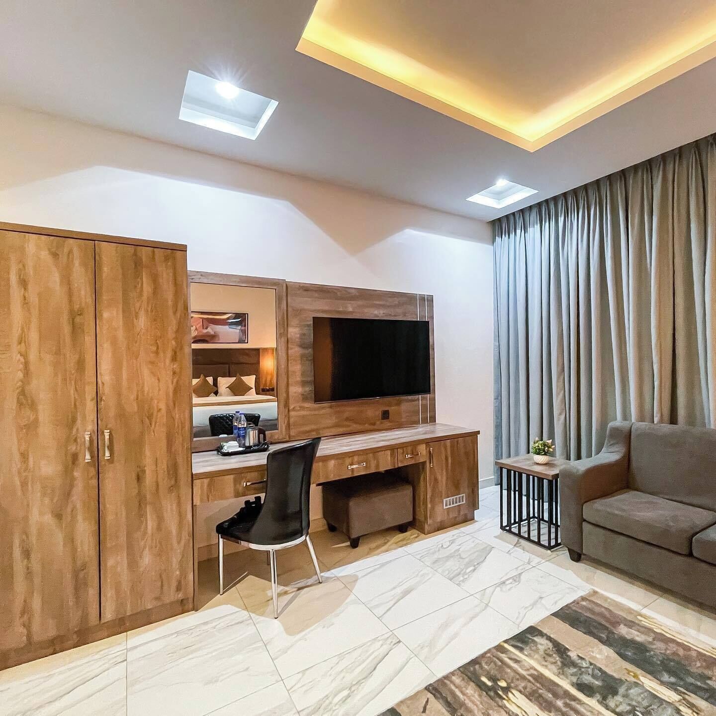 Departamento familiar, balcón, vista a la ciudad | Área de sala de estar