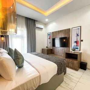 Family Apartment, Balcony, City View | Peti besi dalam bilik, meja, ruang kerja komputer riba 