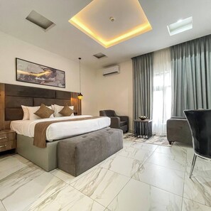 Family Apartment, Balcony, City View | Peti besi dalam bilik, meja, ruang kerja komputer riba 