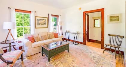 Friendship Village, ME - Cozy, Sunny 2nd flr apt in town - 3 hrs from Boston