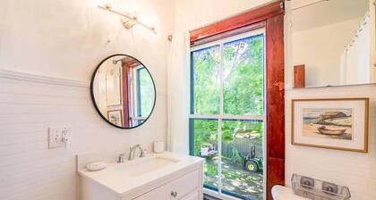 Friendship Village, ME - Cozy, Sunny 2nd flr apt in town - 3 hrs from Boston