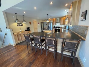 Fridge, microwave, oven, stovetop - Flying Goose - newly built 4-bedroom house with incredible views in Wilmington (Wilmington)