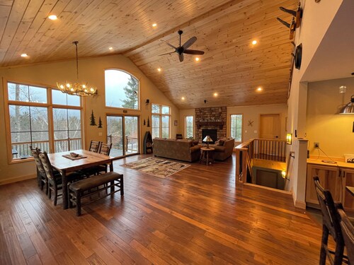 Flying Goose - newly built 4-bedroom house with incredible views in Wilmington